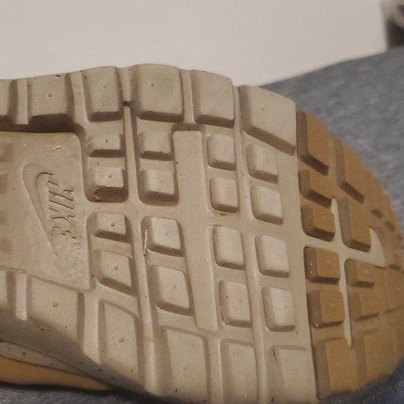 NIKE - Picture 3 of 6